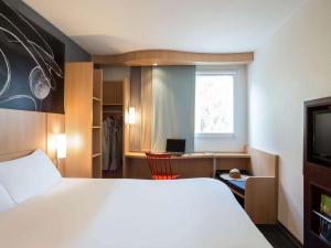 默东巴黎默东维利兹宜必思酒店的配有一张床、一张书桌和一扇窗户的酒店客房