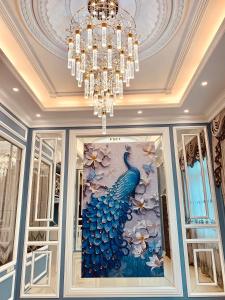 金宁乡金门幸福渡假行馆的墙上有一幅带吊灯的蓝色孔雀大画