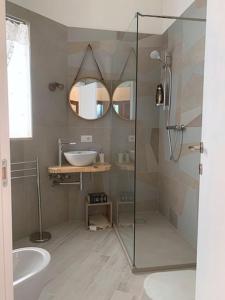 拉泰尔扎Il Belvedere, case vacanza的一间带玻璃淋浴和水槽的浴室