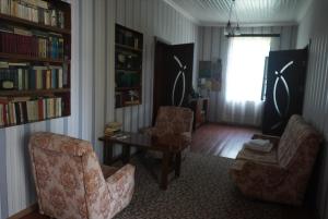 拉戈代希Nodara's garden的客厅配有两把椅子和一张桌子