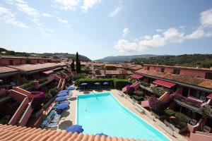 阿祖罗港Elba Vip的享有带游泳池的度假村的正面景致