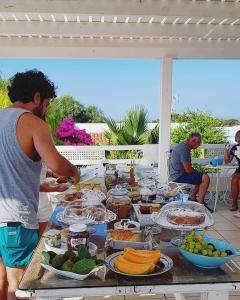 法维尼亚纳Albergo isola mia的站在餐桌上吃满了食物的人