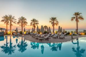 Ikaros Beach, Luxury Resort & Spa - Adults Only内部或周边的泳池