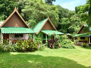 TP小屋简易别墅外面的花园