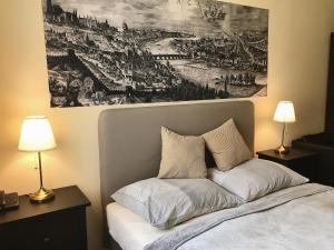 Light Rooms Prague客房内的一张或多张床位