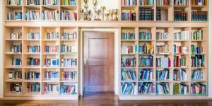 萨洛尔诺Haus Noldin - historische Herberge - dimora storica的书架满的房间