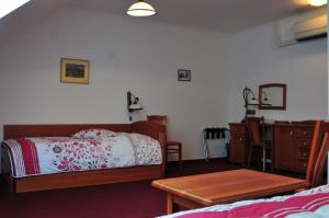 布尔诺里伽斯布尔诺酒店的一间卧室配有一张床、梳妆台和桌子