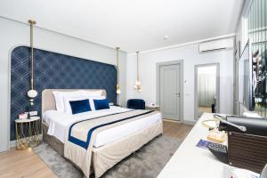 伊斯坦布尔维琴察酒店的一间卧室配有一张大床和蓝色床头板