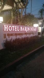 梭罗男爵英达酒店的大楼前的巴罗尼莫酒店标志