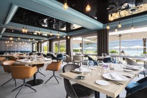塞夫里耶Black Bass Hotel的餐厅设有桌椅和窗户。