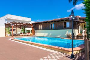 玛丽娜迪曼卡维萨Luxury Pool Chalet的房屋前的游泳池