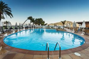 圣埃乌拉利亚加泰罗尼亚瑟斯埃斯塔奎斯酒店 - 仅限成人的一个带椅子和遮阳伞的大型蓝色游泳池