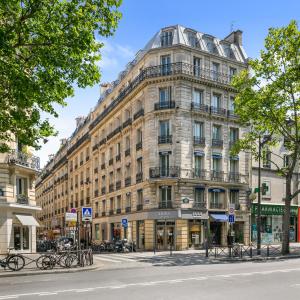 巴黎最佳西方努维尔奥尔良蒙帕纳斯酒店的街道拐角处的大建筑