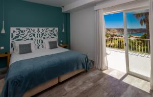 萨格里什马雷塔景观 - 精品住宿加早餐酒店的一间卧室设有一张床和一个大窗户