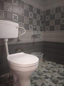 蒙纳Landy Queen的一间位于客房内的白色卫生间的浴室