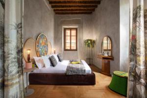 罗马Palm Suites - Small Luxury Hotels of the World的一间卧室,卧室内配有一张大床