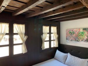 科尔多瓦Apartamento Corredera的一间卧室设有2个窗户和1张床