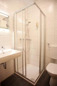 滨湖波德斯多夫Gasthof Kummer的带淋浴和盥洗盆的浴室