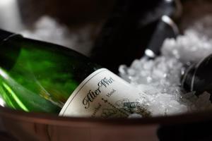 哈尔伯格摩斯阿特维特酒店的一瓶雪地里的葡萄酒