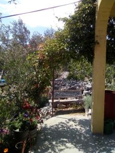 卡普里耶Holiday Home Zeljana的花草花园的长凳