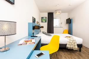 波尔多波尔多圣让特尼奥公寓式酒店的酒店客房配有一张床、一张书桌
