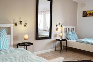 门兴格拉德巴赫Work & Stay Apartment的一间卧室配有两张床和镜子