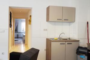 门兴格拉德巴赫Work & Stay Apartment的厨房配有水槽和台面