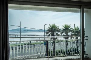 西归浦市微风湾酒店的从窗户可欣赏到海滩美景