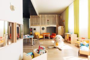 慕尼黑harry's home hotel & apartments的一间设有儿童房和游乐区的房间