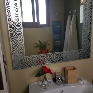 绍萨尔Elescondite的一间带大镜子的盥洗盆的浴室
