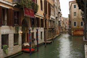 威尼斯贝歇尔酒店的城市两座建筑之间的运河
