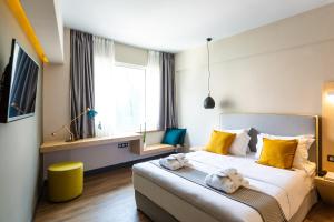 雅典St. Bjur Suites的一间卧室配有一张大床和毛巾