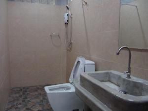 蔻立图阿普若德乡村民宿的一间带水槽和卫生间的浴室