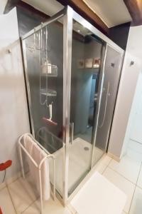 Auzouer-en-TouraineLA MUSARDIERE的一间房间里带玻璃门的淋浴