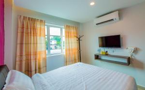 大山脚U经济型品质酒店的一间卧室设有一张床、一台电视和一个窗口。