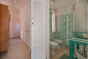 罗马Colosseum relax family apartament的浴室配有卫生间、盥洗盆和淋浴。