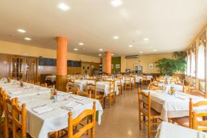 厄尔·彭特·德·苏尔特Hotel Costa的用餐室配有白色的桌子和黄色的椅子