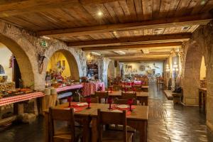 科维良Luna Hotel Serra da Estrela的大楼内的餐厅,配有木桌和椅子
