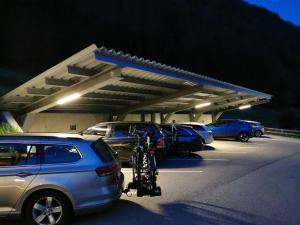 索尔登迦尼斯谷恩波力克酒店的停车场内停放汽车和自行车