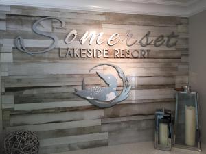 班克罗夫特Somerset Lakeside Resort的木墙,有餐厅标志