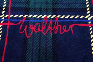 蓬特雷西纳Hotel Walther - Relais & Châteaux的把印地亚语贴在蓝色毯子上