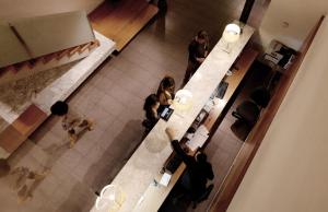 巴塞罗那欧尼斯兰布拉酒店的厨房里一群人的头顶景色