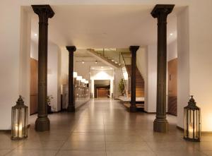 巴塞罗那欧尼斯兰布拉酒店的建筑物内带柱子的走廊