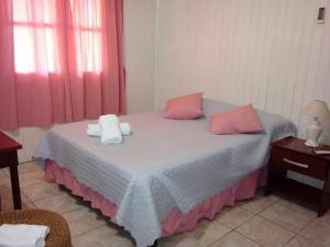 伊瓜苏港IGUAZU CABANAS的一间卧室配有一张床,上面有两条毛巾