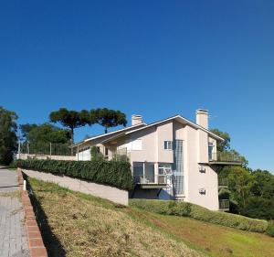 新彼得罗波利斯Casa Colina do Sol的前面有栅栏的白色房子