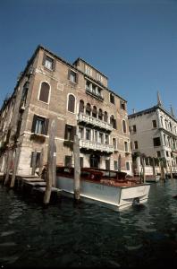 威尼斯卡安杰利酒店的建筑物前的水中船只