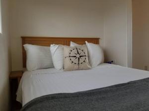 瓦莱072A Affordable Getaway near South Rim Sleeps 4- No Kitchenette的床上有时钟的床