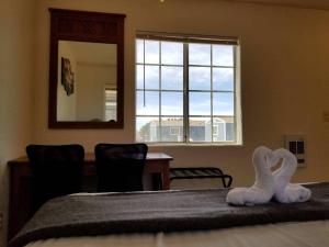 瓦莱071A Private Studio near South Rim Sleeps 6- No Kitchen的一间卧室配有一张带天鹅玩具的床