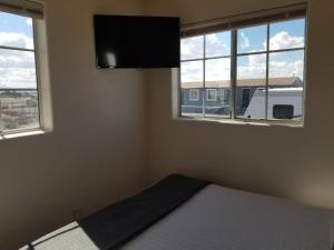 瓦莱072A Affordable Getaway near South Rim Sleeps 4- No Kitchenette的一间卧室设有一张带平面电视的床。