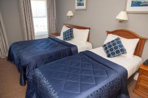 阿比菲尔雷恩斯酒店的酒店客房,配有两张带蓝色床单的床